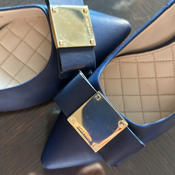 Pointy Toe Block Heel Cole Haan Logo Bow Pump Navy. EUC Padded and Comfortable. - Picture 12 of 12